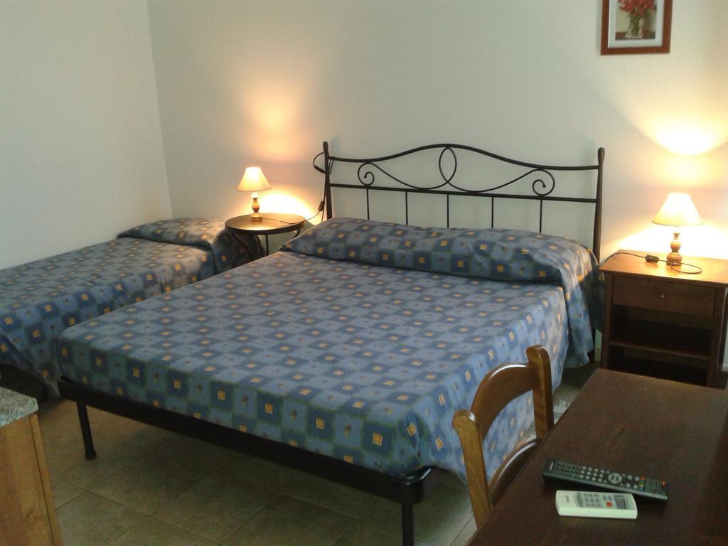 Residence Gnura Momma Locri Zimmer foto